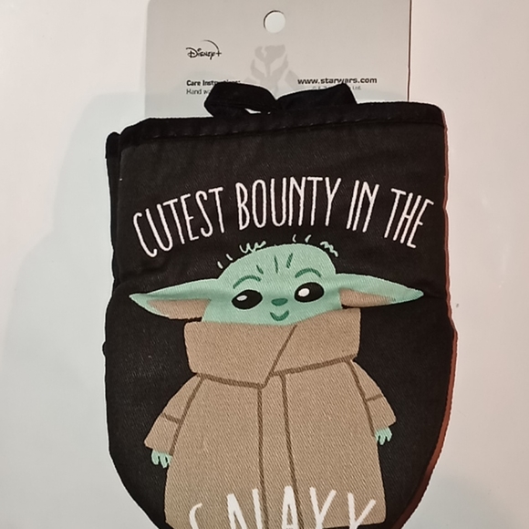 DISNEY'S STAR WARS BABY YODA MINI OVEN MITTS - Picture 3 of 7